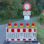 Bild: Absperrung und Schild Einfahrt verboten. Darunter Bis Baustelle frei